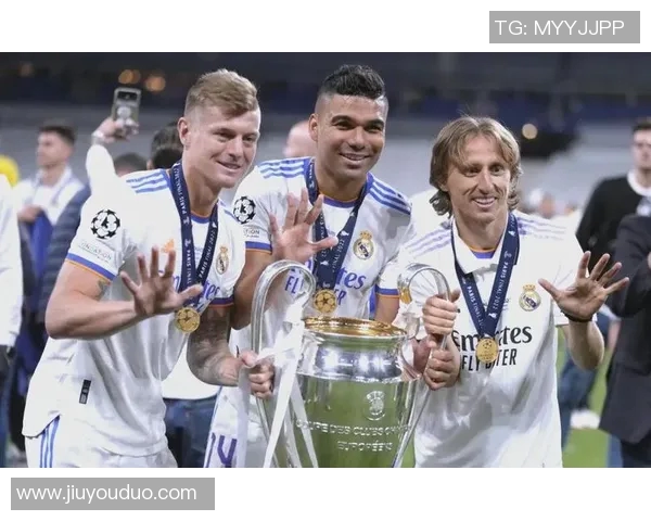 卡塞米罗的足球之路：从巴西天才到欧洲顶级中场的蜕变与成就